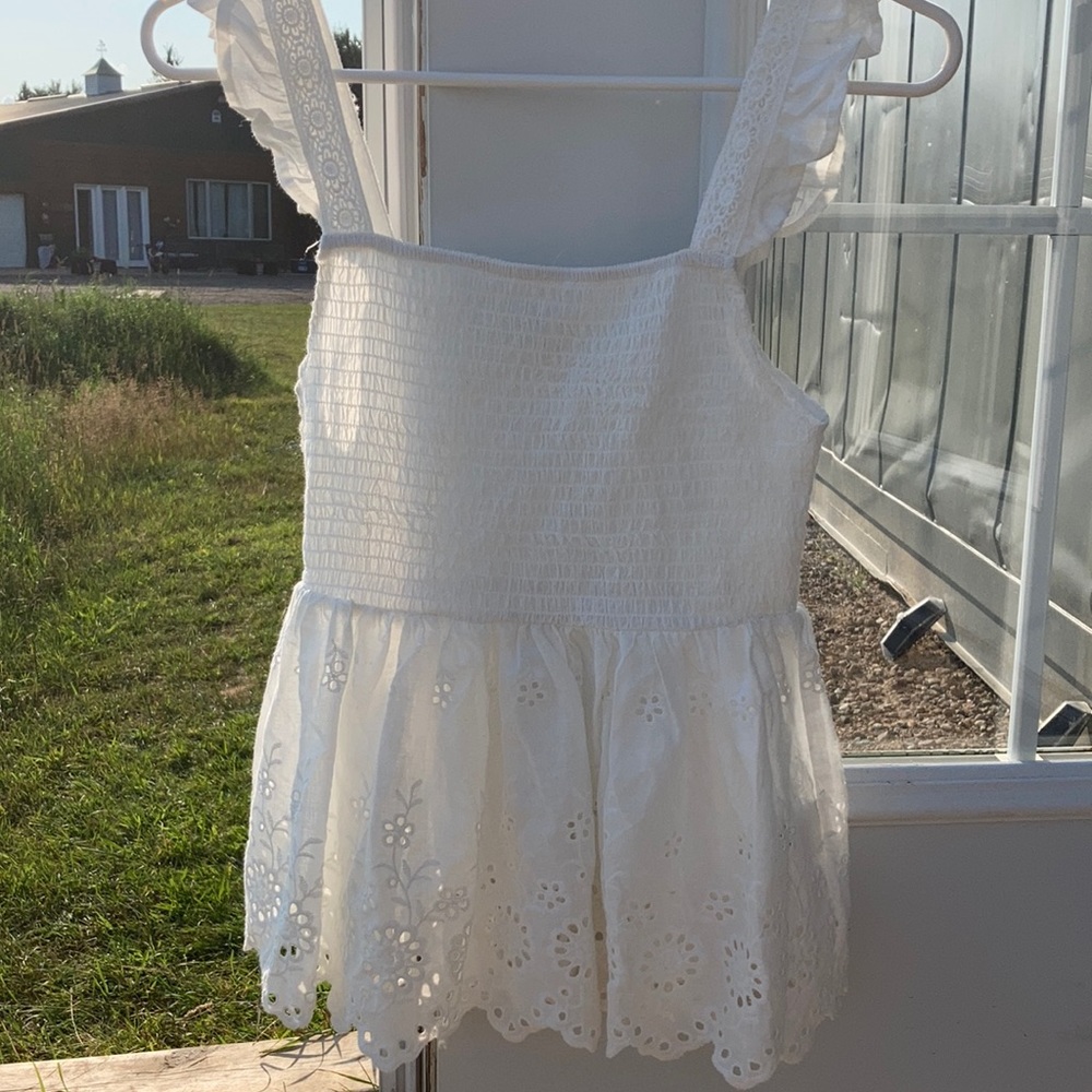 Getting rid of my closet!! Cute white flare top!!!